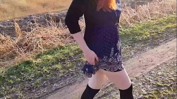 Rothaariges Teen zieht sich draußen zum ersten mal aus.