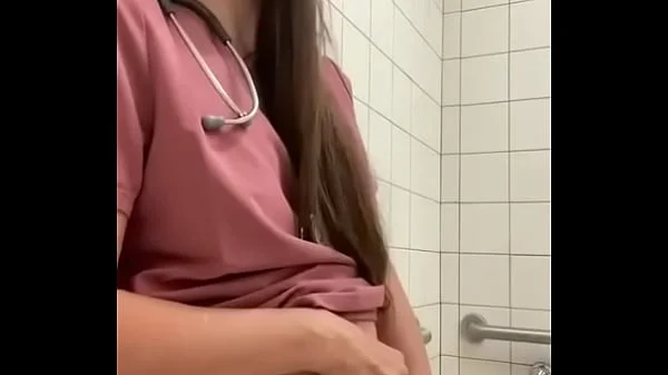 enfermera se masturba en el baño del hospital