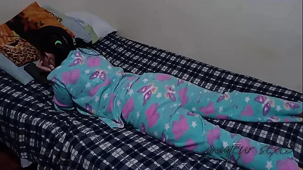 mi mejor amiga me deja tocarla a cambio de unos regalos: mi linda amiga esta sola en la casa y aprovecho para follarla a cambio de comprarle regalos, casi nos pillan